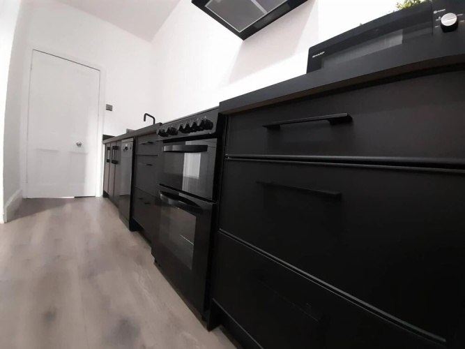 Spacious 5-bed House - Sleeps 10, Garden & Parking
