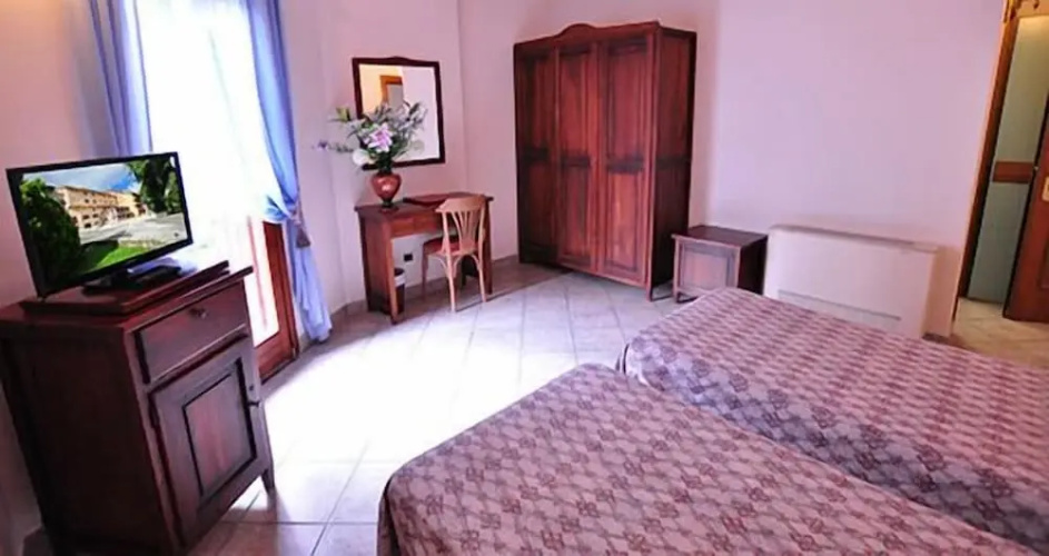 Leo Hotel