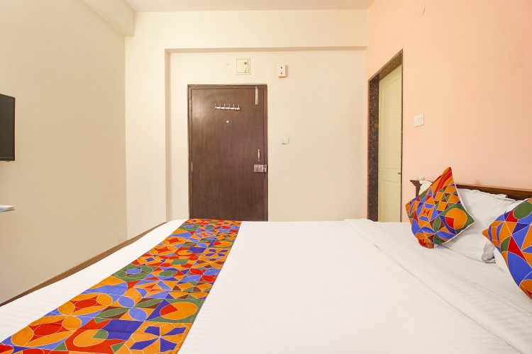 Fabhotel Corner Courtyard- Nr KIMS Hospital, Kondapur