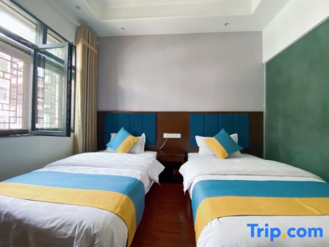 Standard Twin room with mountain view
