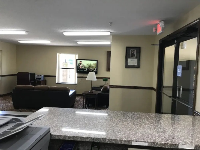 Clairmont Inn & Suites Warren