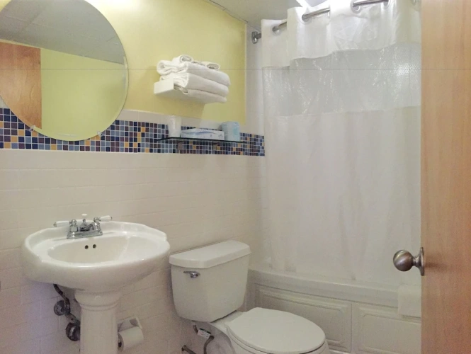 Deluxe Quadruple room with balcony and with partial ocean view