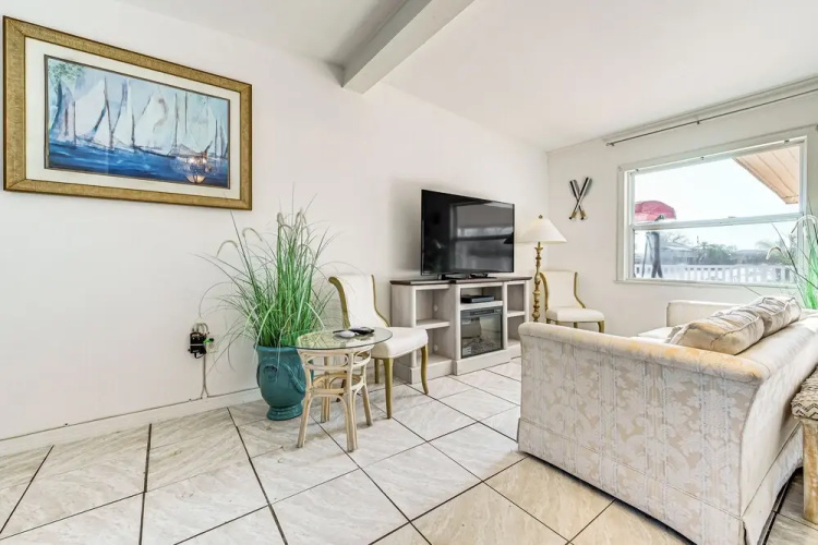 1 Mi to Hudson Beach: Waterfront Apt w/ Dock