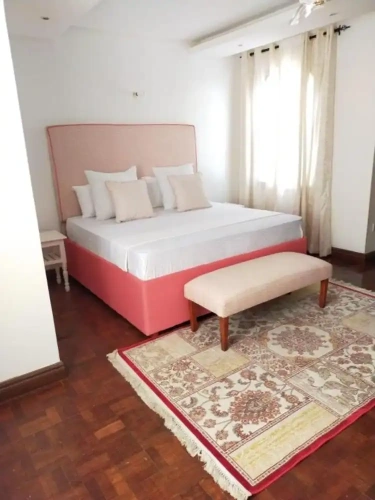 5 Bedrooms Apartment