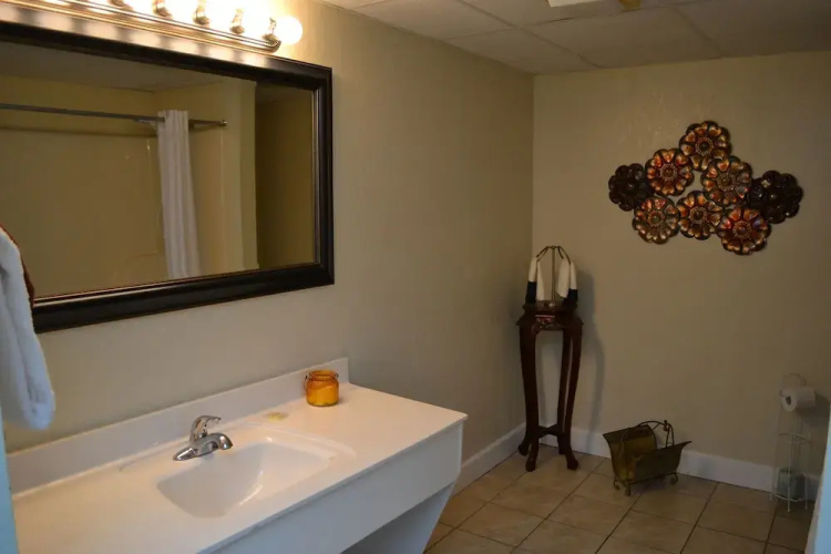 609 1bd 1 Bedroom Condo by RedAwning