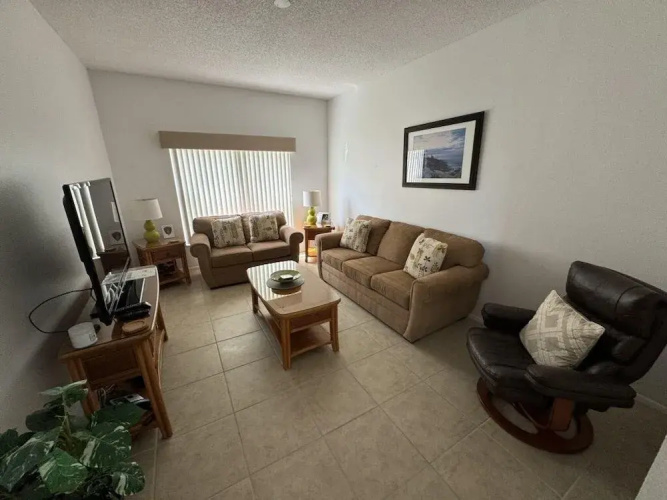 Julliard Villa 4 Bedroom Home by RedAwning