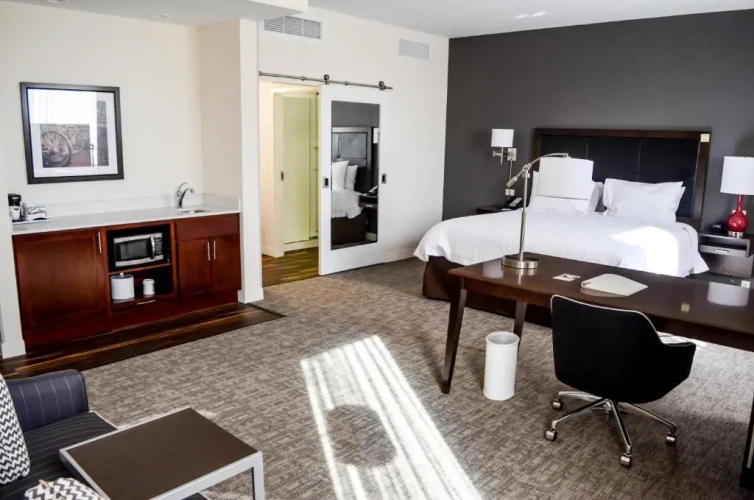 Suite with city view