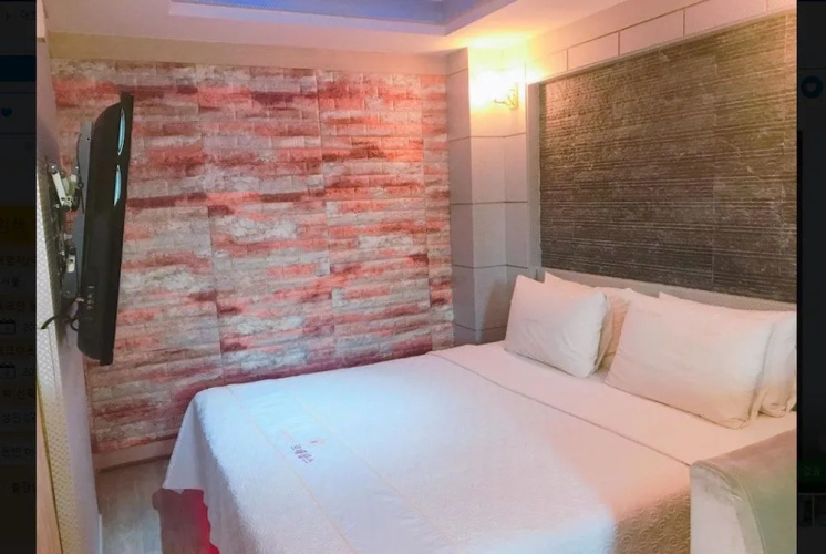 Renaissance Motel