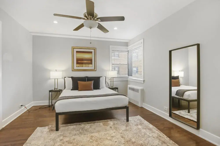 2BR Rogers Park Apt in Sheridan