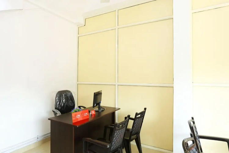 OYO 37302 White Cort