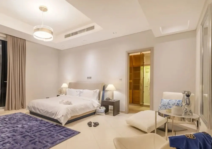 Beachfront 5BR Villa w Jacuzzi Pool on the Palm