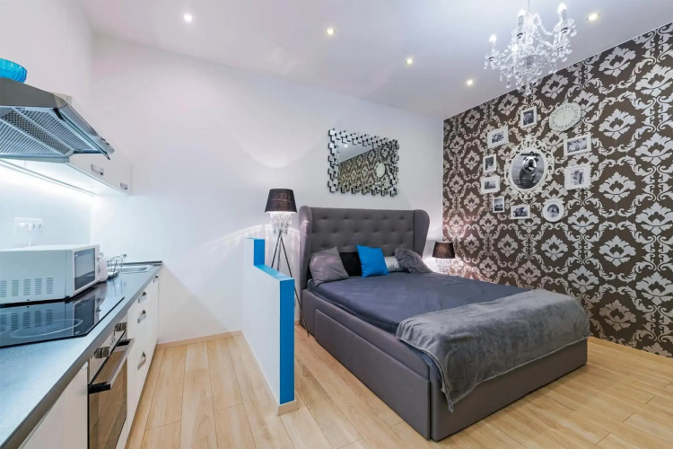 PARKING, AC, 2 Bedroom design flat in the center
