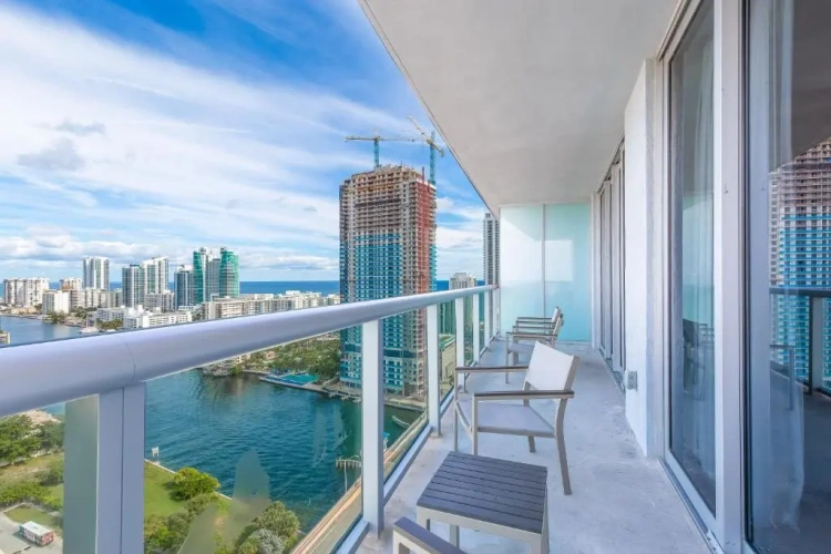 2 Bedrooms Apartment