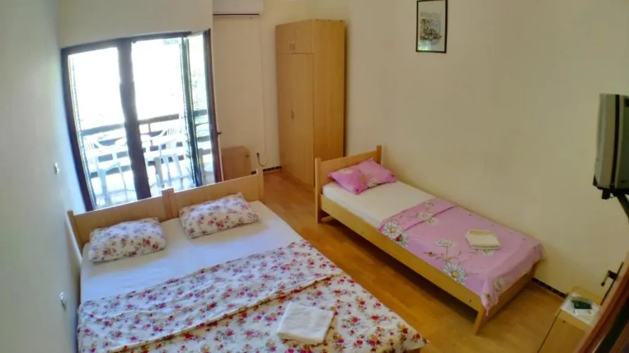 Standard Triple room with garden view
