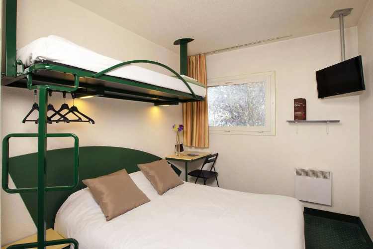 Hotel Cerise Lens