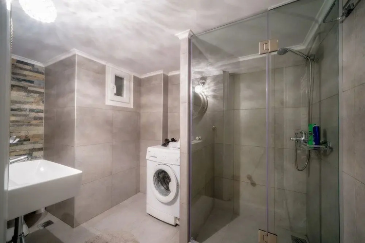 Acropolis Deluxe Apt Must