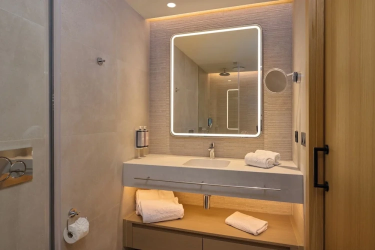 Suite with balcony and with pool view