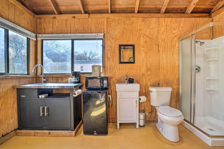 Waterfront Lake Dunlap Studio Cabin w/ Dock