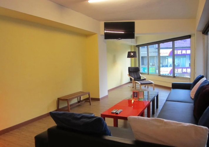 Tavern L Hostel