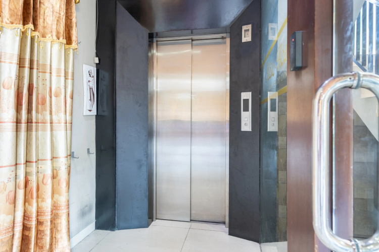 OYO Flagship 3869 Metro House Sub