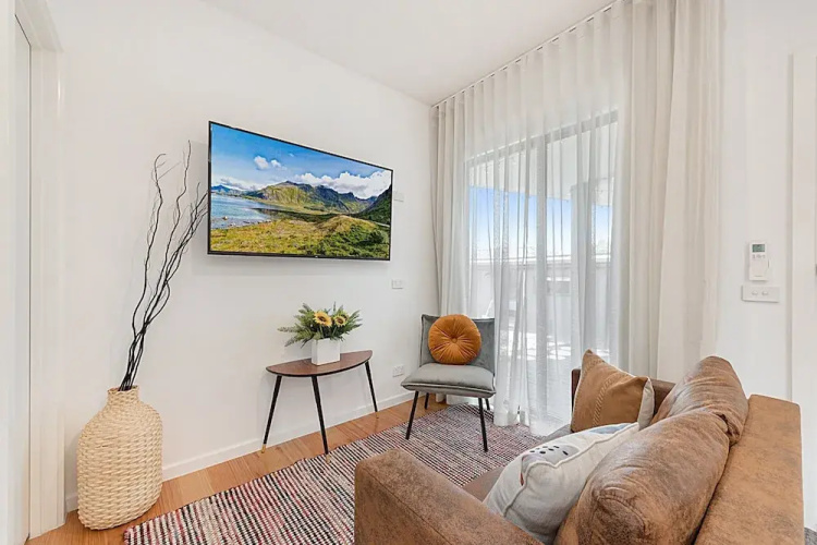 Gorgeous 3-bed House With Spacious Shared Backyard
