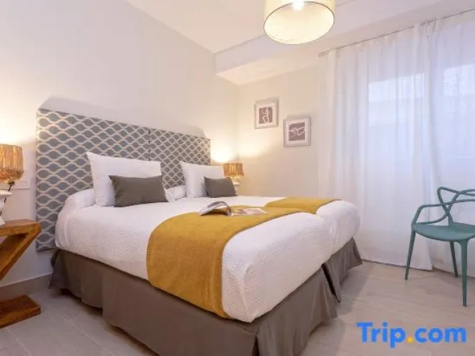 5 Bedrooms Apartment