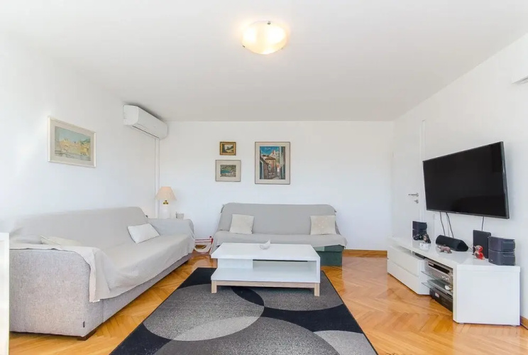 Spacious apartment Neven near center, with two AC units