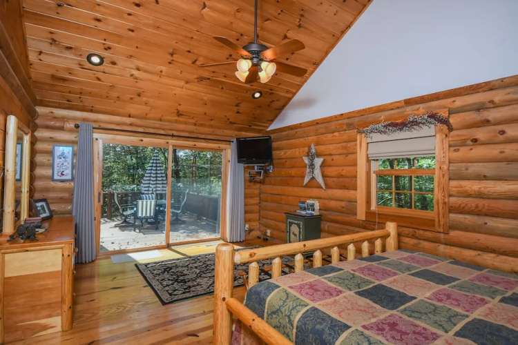 Old Bruin's Den 4 Bedroom House