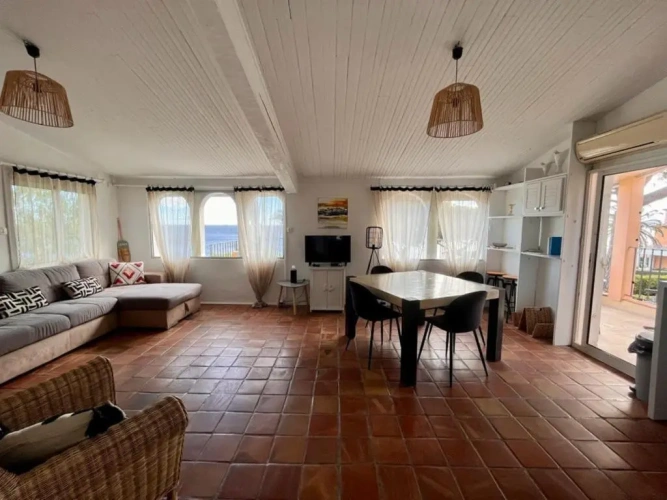 Apartment with sea view