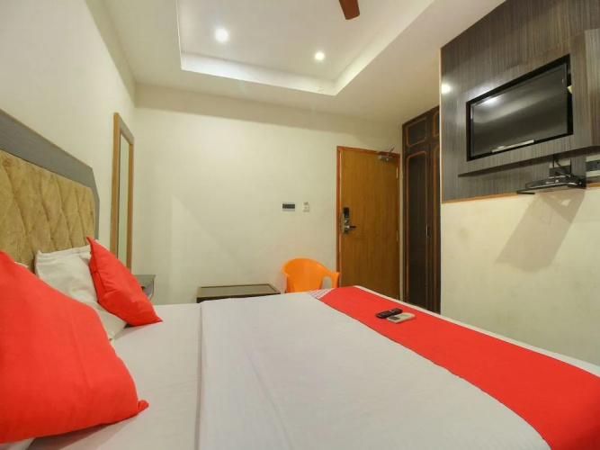 OYO 15948 Hotel Srees
