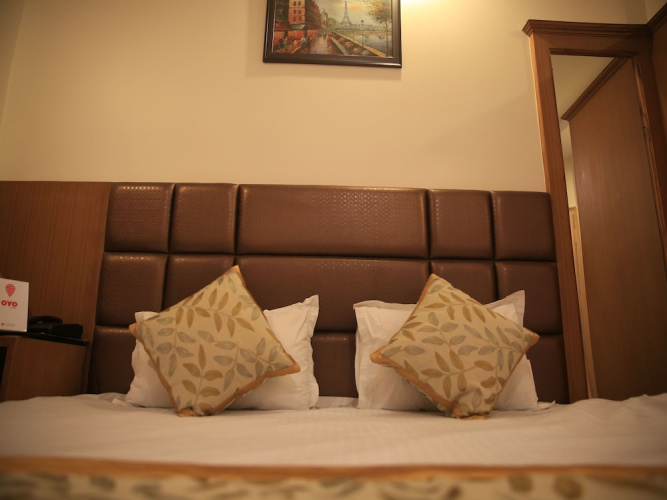 OYO 4300 Hotel The Royal Placid