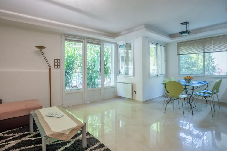 2 BDRM flat with 260m2 garden-Congress/Beaches by Weekome