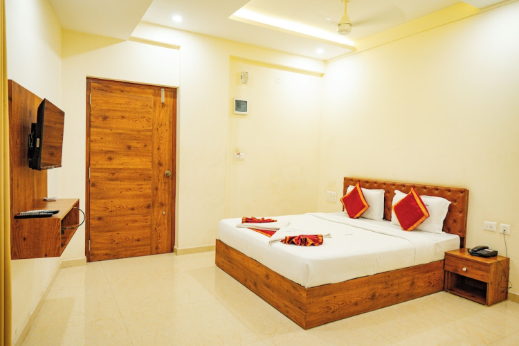 Hotel Rajdhani Inn & Suites