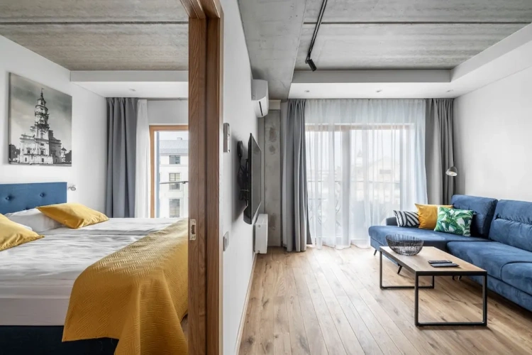 1 Bedroom Luxury Apartment with balcony and with courtyard view