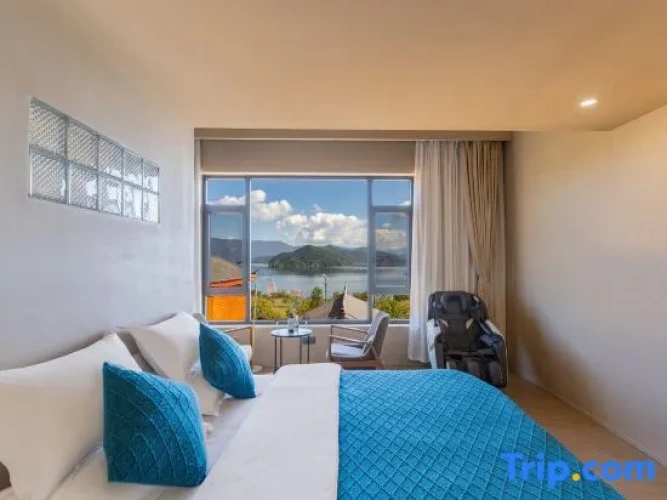 2 Bedrooms Deluxe Family Duplex Suite with lake view