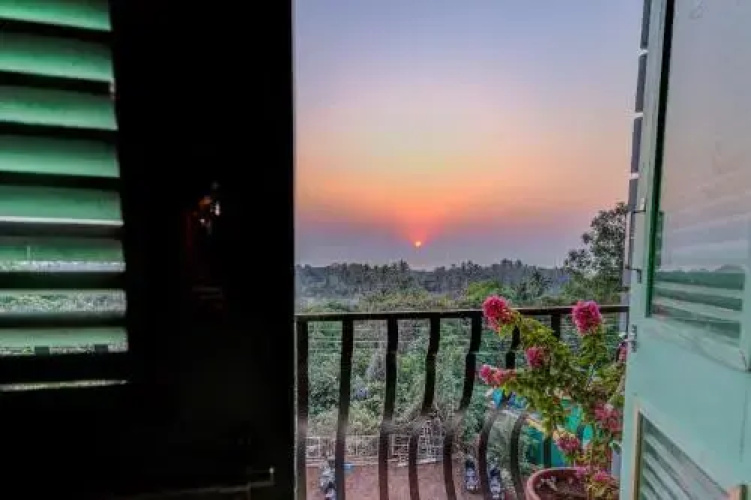 Woke Hostel - Morjim