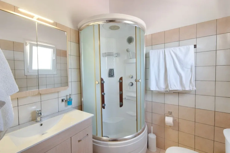 4 Bedrooms Villa