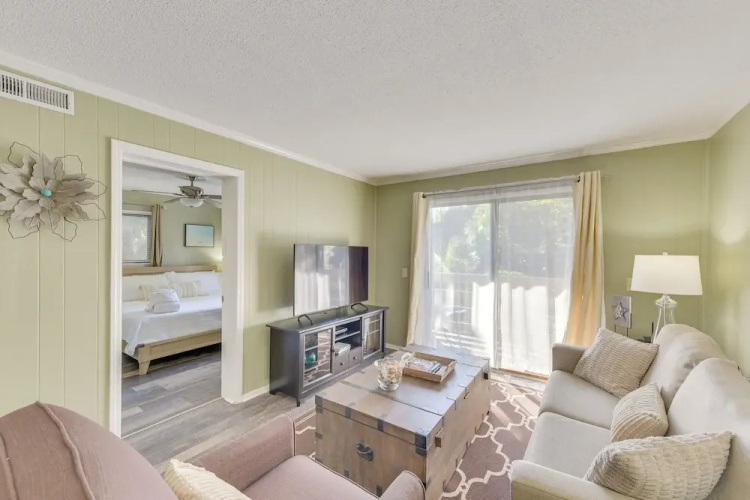 1 Mi to Beach, Pool Access: Hilton Head Island Gem