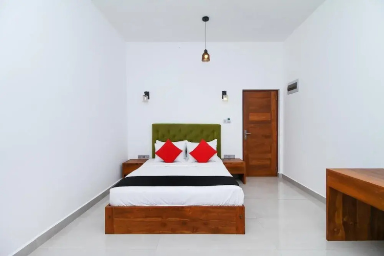 Capital O 470 J Leaf Hotel