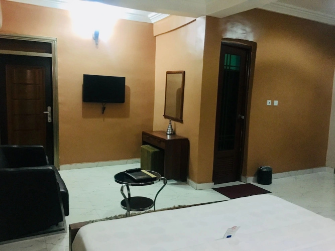 Euc Demodern Hotel And Suites