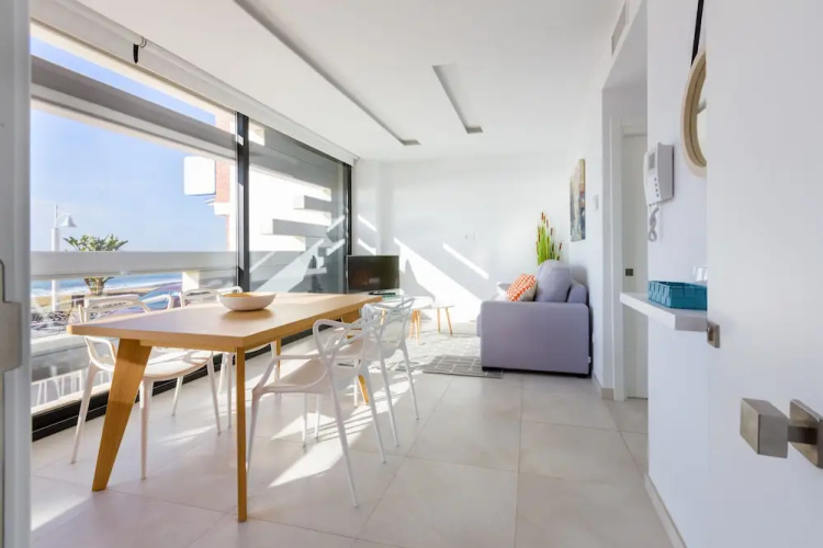 RENTHAS Calabeach Apartment