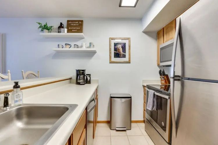 Walkable Frisco Condo: Mtn Views & Shared Hot Tub!