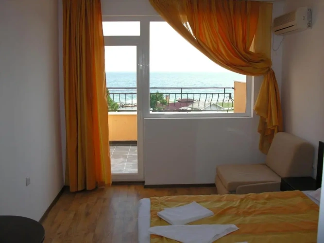Standard Triple room with sea view