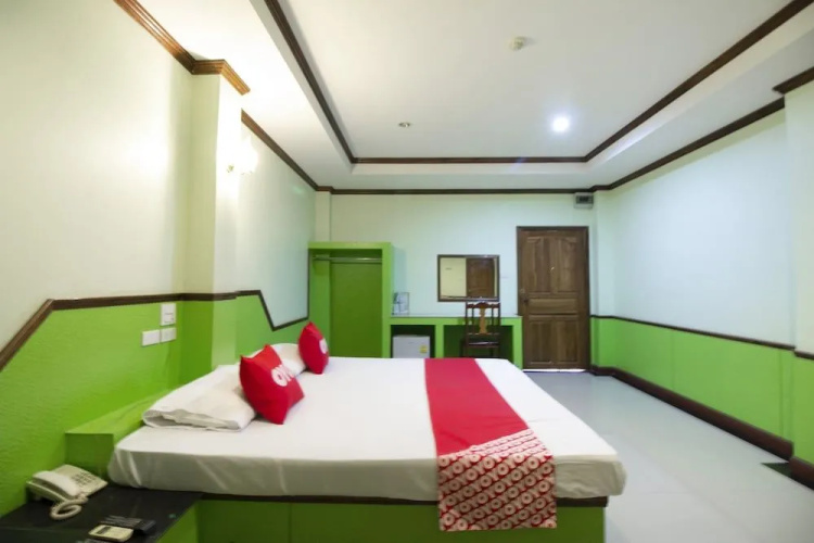 OYO 75334 Train Hotel
