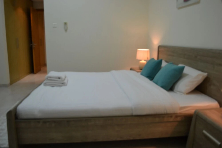 PNE - Furnished spacious bright 1BR