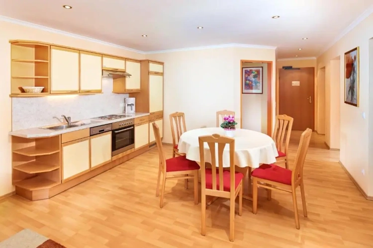 3 Bedrooms Apartment