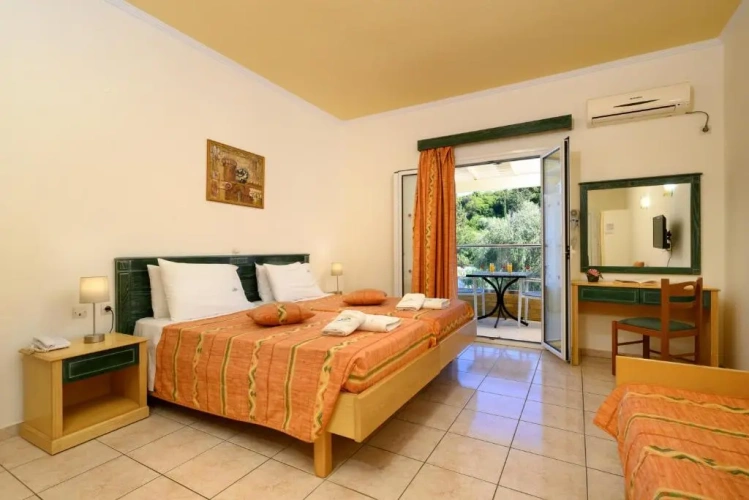 Standard Triple room with pool view