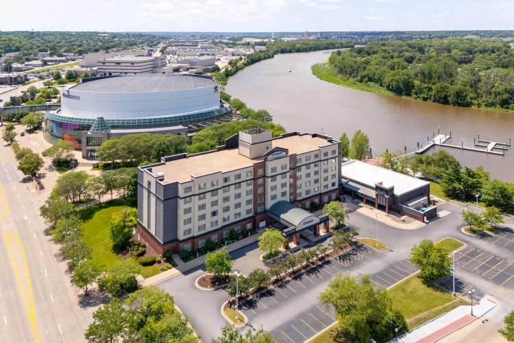 Wyndham Moline On John Deere Commons photo 18