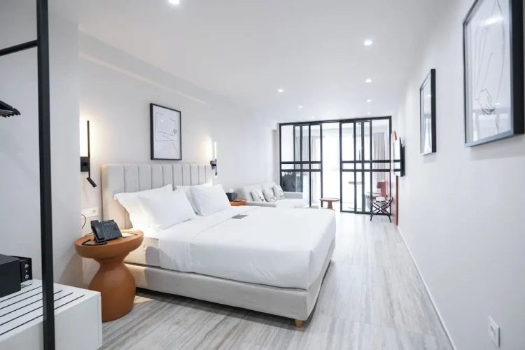 Deluxe Suite with street view
