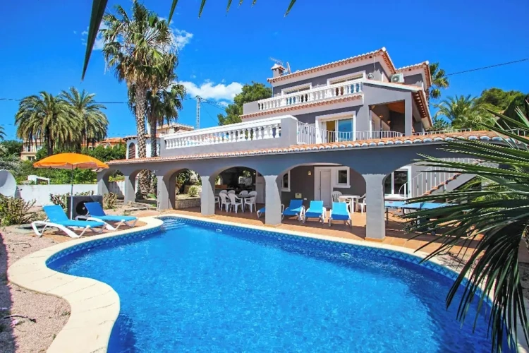 5 Bedrooms Villa